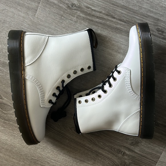 DR. MARTENS BOOTS SHOES SIZE 8 US L 7 US M BRAND NEW - Picture 3 of 7